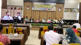 Sekretaris Daerah Kota Tanjungpinang, Zulhidayat, S.Hut, menghadiri forum diskusi strategi meminimalisir kecelakaan lalulintas di kota Tanjungpinang yang diselenggarakan Ulasan Tv di SMKN 1 Tanjungpinang. Foto: Diskominfo Tanjungpinang