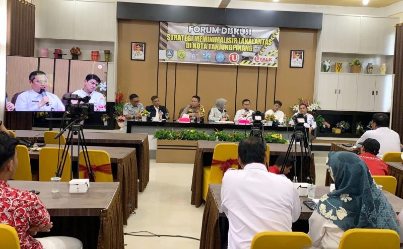 Sekretaris Daerah Kota Tanjungpinang, Zulhidayat, S.Hut, menghadiri forum diskusi strategi meminimalisir kecelakaan lalulintas di kota Tanjungpinang yang diselenggarakan Ulasan Tv di SMKN 1 Tanjungpinang. Foto: Diskominfo Tanjungpinang