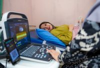 Ibu hamil memeriksa kandungannya dengan USG. Foto: Kemenkes