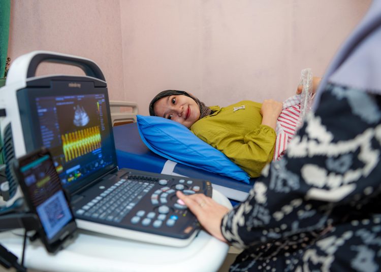 Ibu hamil memeriksa kandungannya dengan USG. Foto: Kemenkes