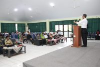 Wakil Wali Kota Batam Amsakar Achmad saat menjadi pemateri pada pelantikan dan seminar nasional pemuda di Asrama Haji Batam, Sabtu (3/2/2024). Foto: INIKEPRI.COM