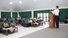 Wakil Wali Kota Batam Amsakar Achmad saat menjadi pemateri pada pelantikan dan seminar nasional pemuda di Asrama Haji Batam, Sabtu (3/2/2024). Foto: INIKEPRI.COM