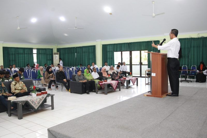 Wakil Wali Kota Batam Amsakar Achmad saat menjadi pemateri pada pelantikan dan seminar nasional pemuda di Asrama Haji Batam, Sabtu (3/2/2024). Foto: INIKEPRI.COM