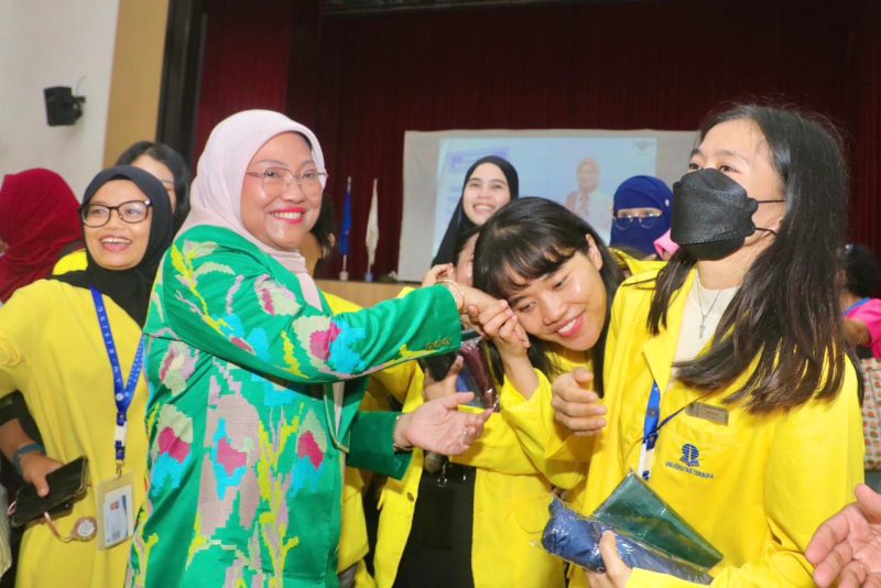 Menaker Ida Fauziyah pada acara Sosialisasi Permenaker Nomor 4 Tahun 2023 tentang Jaminan Sosial PMI di Singapura, Minggu (4/2/2024). Foto: Humas Kemenaker
