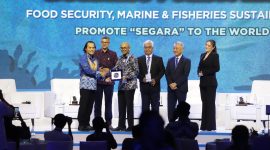 Asisten Khusus Menteri Kelautan dan Perikanan Bidang Media dan Komunikasi Publik, Doni Ismanto menyerahkan buku 'Perjalanan 25 Tahun Menata Segara' kepada Direktur Pengembangan Bisnis dan Pengendalian ID Food Dirgayuza Setiawan, dalam acara Indonesia Marine and Fishries Business Forum (IMFBF) 2024 di Jakarta. Foto: Dok KKP

