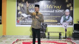 Wakil Wali Kota Batam Amsakar Achmad memenuhi dua undangan Isra Mi'raj bersama masyarakat, Sabtu (10/2/2024) malam. Pertama peringatan Isra Mi'raj bersama warga Perumahan Harapan Indah Tiban di Fasum TPQ Ar Rahman. Selanjutnya, bersama Jamaah Masjid Annur Tanjung Riau. Foto: INIKEPRI.COM
