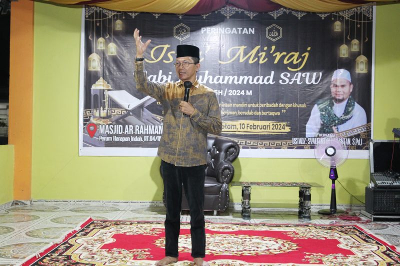 Wakil Wali Kota Batam Amsakar Achmad memenuhi dua undangan Isra Mi'raj bersama masyarakat, Sabtu (10/2/2024) malam. Pertama peringatan Isra Mi'raj bersama warga Perumahan Harapan Indah Tiban di Fasum TPQ Ar Rahman. Selanjutnya, bersama Jamaah Masjid Annur Tanjung Riau. Foto: INIKEPRI.COM