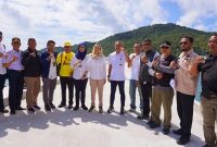 Cen Sui Lan berfoto bersama di atas pelabuhan penyeberangan roro Kuala Maras, Letung, Anambas bersama Avi Mukti Amin dan Dini Kusumawati, Muhamad Fauzan, Abraham, Ahmad Yani Anggota DPRD Anambas, Abdul Kadir Kadishub Anambas, Wan Iwan Marzuni Camat Jemaja Timur, dan tokoh masyarakat setempat, Kamis (14/12/2023) . Foto: Istimewa