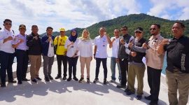 Cen Sui Lan berfoto bersama di atas pelabuhan penyeberangan roro Kuala Maras, Letung, Anambas bersama Avi Mukti Amin dan Dini Kusumawati, Muhamad Fauzan, Abraham, Ahmad Yani Anggota DPRD Anambas, Abdul Kadir Kadishub Anambas, Wan Iwan Marzuni Camat Jemaja Timur, dan tokoh masyarakat setempat, Kamis (14/12/2023) . Foto: Istimewa