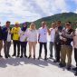Cen Sui Lan berfoto bersama di atas pelabuhan penyeberangan roro Kuala Maras, Letung, Anambas bersama Avi Mukti Amin dan Dini Kusumawati, Muhamad Fauzan, Abraham, Ahmad Yani Anggota DPRD Anambas, Abdul Kadir Kadishub Anambas, Wan Iwan Marzuni Camat Jemaja Timur, dan tokoh masyarakat setempat, Kamis (14/12/2023) . Foto: Istimewa