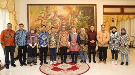 Menaker Ida Fauziah di sela kunjungan kerjanya di Thailand saat menemui para peserta pemagangan bidang perhotelan di Bangkok, Thailand, Minggu (18/2/2024). Foto: Dok Kemnaker