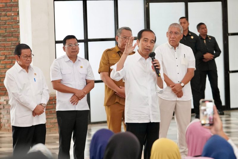 Presiden Joko Widodo menegaskan bahwa program Bantuan Pangan Beras itu merupakan salah satu solusi dalam menghadapi situasi perberasan, yang saat ini tengah mengalami fluktuasi harga. Foto: BPMI Setpres