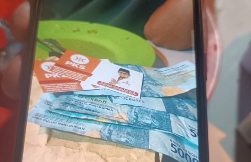 Dugaan money politic yang dilakukan oleh ketua DPW PKS Kepri Bakhtiar jelang Pemungutan Suara Lanjutan di Kota Batam. Foto: INIKEPRI.COM