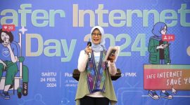 Deputi Peningkatan Kualitas Anak, Perempuan, dan Pemuda Kemenko PMK Woro Srihastuti Sulistyaningrum (Lisa) mewakili Menko PMK Muhadjir Effendy membuka agenda “Safer Internet Day 2024” dengan tema “Save Internet Save You”. Foto: Kemenko PMK
