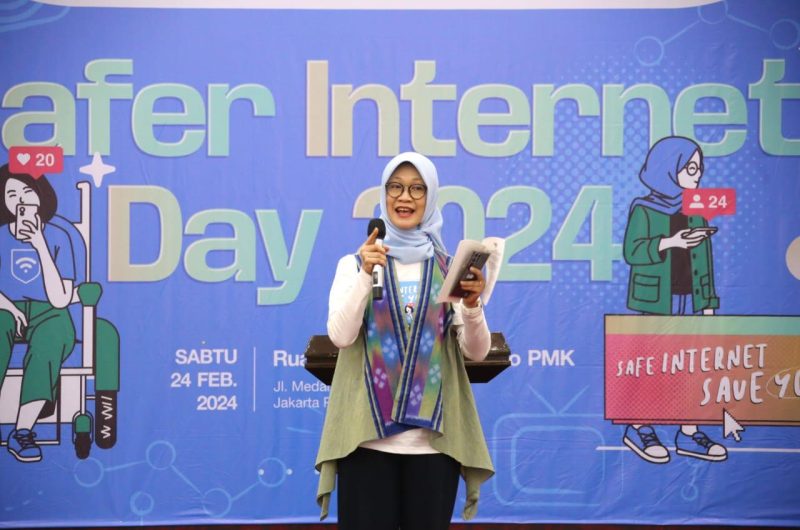 Deputi Peningkatan Kualitas Anak, Perempuan, dan Pemuda Kemenko PMK Woro Srihastuti Sulistyaningrum (Lisa) mewakili Menko PMK Muhadjir Effendy membuka agenda “Safer Internet Day 2024” dengan tema “Save Internet Save You”. Foto: Kemenko PMK