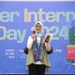 Deputi Peningkatan Kualitas Anak, Perempuan, dan Pemuda Kemenko PMK Woro Srihastuti Sulistyaningrum (Lisa) mewakili Menko PMK Muhadjir Effendy membuka agenda “Safer Internet Day 2024” dengan tema “Save Internet Save You”. Foto: Kemenko PMK