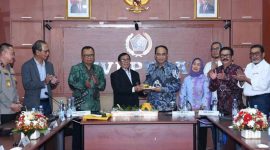 Menkominfo Budi Arie Setiadi menerima tumpengan dari Ketua PWI Pusat Hendry CH Bangun saat syukuran memperingati Hari Ulang Tahun (HUT) PWI Ke-78, di Gedung Dewan Pers, Jakarta. Foto: Humas Kominfo