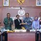 Menkominfo Budi Arie Setiadi menerima tumpengan dari Ketua PWI Pusat Hendry CH Bangun saat syukuran memperingati Hari Ulang Tahun (HUT) PWI Ke-78, di Gedung Dewan Pers, Jakarta. Foto: Humas Kominfo