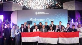 Sekjen Kementerian Kominfo Mira Tayyiba dan Duta Besar Luar Biasa dan Berkuasa Penuh Republik Indonesia di Singapura Suryo Pratomo bersama pemenang ASEAN Digital Awards 2024, dalam Gala Dinner the 4th ADGMIN di Flower Field, Gardens by The Bay, Singapura - Foto: Bon/Humas Kominfo