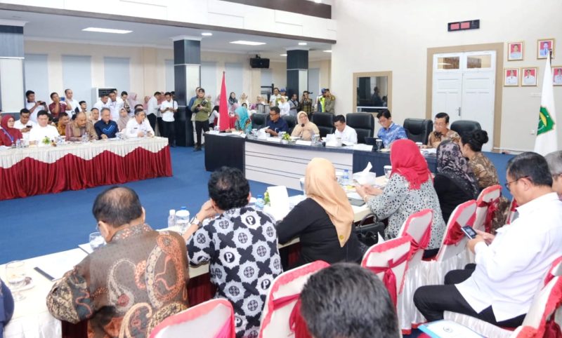Pemerintah Kota Tanjungpinang menerima kunjungan kerja (kunker) dari Komisi IX Dewan Perwakilan Rakyat (DPR) RI. Kunjungan tersebut berlangsung di Aula Pertemuan Sultan Sulaiman Badrul Alamsyah, Kantor Wali Kota Tanjungpinang, Rabu (28/2/2024). Foto: Diskominfo Tanjungpinang