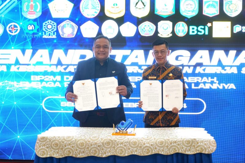 Dalam upaya memberikan perlindungan terhadap tenaga pekerja migran, pemerintah kota Tanjungpinang melakukan Penandatanganan Nota Kesepakatan dan Perjanjian Kerjasama dengan Badan Perlindungan Pekerja Migran Indonesia (BP2MI). Nota Kesepakatan tersebut ditandatangani langsung oleh oleh Pj Wali kota Tanjungpinang Hasan,S.Sos, bersama dengan Kepala BP2MI Benny Rhamdani. Acara tersebut dilaksanakan di Aula K.H. Abdurrahman Wahid Lantai 1 BP2MI pada Selasa (20/02/2024). Foto: Diskominfo Tanjungpinang