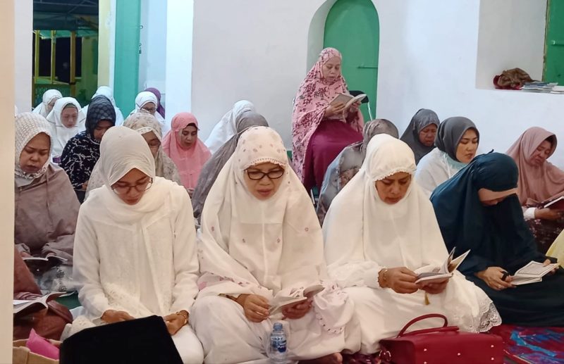 Tim Penggerak PKK Provinsi Kepri dan Kota Tanjungpinang berkolaborasi memperingati malam Nisfu Sya'ban di Masjid Sultan Riau Penyengat, Sabtu (24/2/2024) malam. Foto: Diskominfo Tanjungpinang