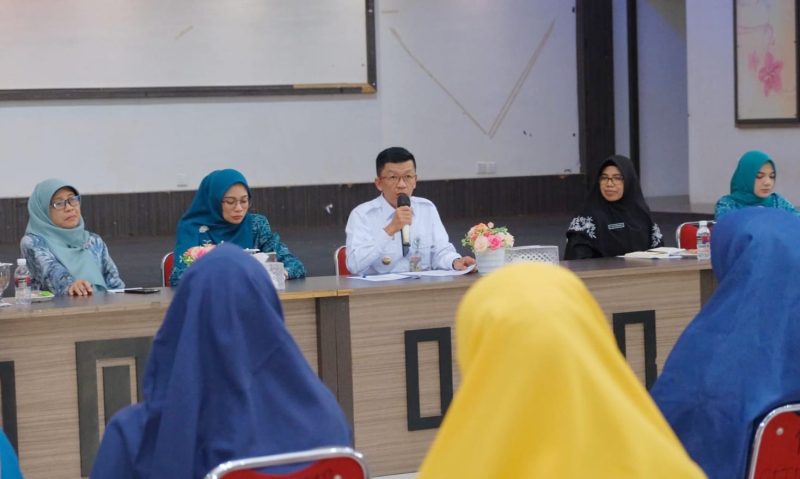 Penjabat (Pj) Wali Kota Tanjungpinang, Hasan,S.Sos memimpin rapat persiapan jambore kader Pemberdayaan Kesejahteraan Keluarga (PKK) ke-8 tahun 2024 di Kantor PKK Kota Tanjungpinang. Foto: Diskominfo Tanjungpinang