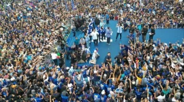 Calon presiden nomor urut 2 Prabowo Subianto berjoget bersama warga serta petinggi Partai Demokrat saat agenda kampanye nasional Partai Demokrat di GOR Gajayana, Kota Malang, Jawa Timur, Kamis (1/2/2024). Foto: ANTARA/Galih Pradipta