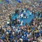 Calon presiden nomor urut 2 Prabowo Subianto berjoget bersama warga serta petinggi Partai Demokrat saat agenda kampanye nasional Partai Demokrat di GOR Gajayana, Kota Malang, Jawa Timur, Kamis (1/2/2024). Foto: ANTARA/Galih Pradipta