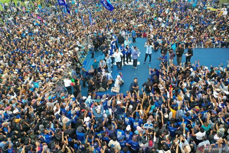 Calon presiden nomor urut 2 Prabowo Subianto berjoget bersama warga serta petinggi Partai Demokrat saat agenda kampanye nasional Partai Demokrat di GOR Gajayana, Kota Malang, Jawa Timur, Kamis (1/2/2024). Foto: ANTARA/Galih Pradipta