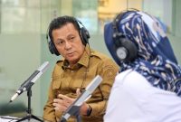 Gubernur Kepri Ansar Ahmad dalam Dialog Tanjungpinang Pagi di Kantor RRI Tanjungpinang, Senin (12/2/2024), bersama Ketua KPU Kepri Indrawan Susilo Pribowoadi dan dipandu oleh Erita Fitrah Insani, Host RRI Tanjungpinang. Foto: Diskominfo Kepri