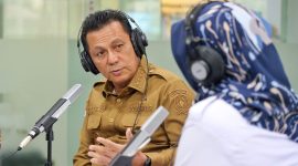 Gubernur Kepri Ansar Ahmad dalam Dialog Tanjungpinang Pagi di Kantor RRI Tanjungpinang, Senin (12/2/2024), bersama Ketua KPU Kepri Indrawan Susilo Pribowoadi dan dipandu oleh Erita Fitrah Insani, Host RRI Tanjungpinang. Foto: Diskominfo Kepri