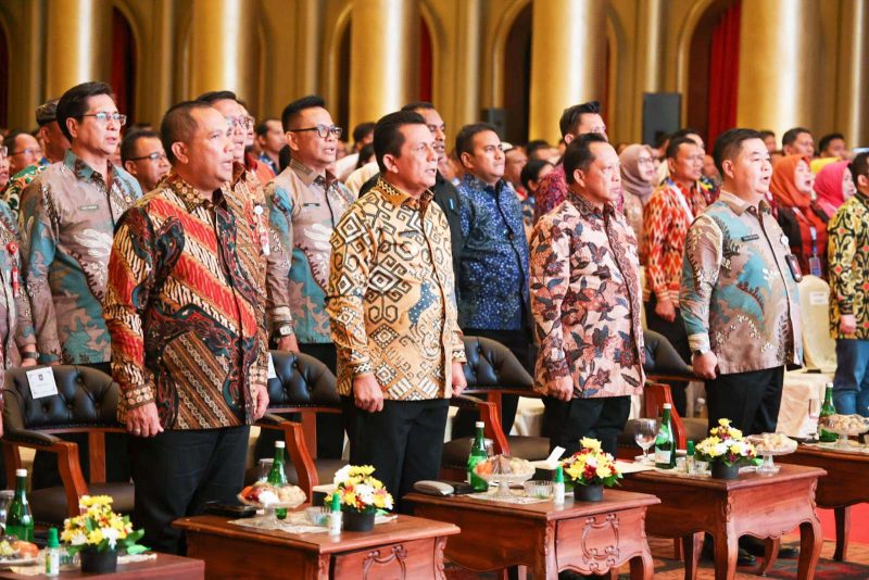Menteri Dalam Negeri RI, Tito Karnavian didampingi Gubernur Kepulauan Riau Ansar Ahmad membuka  Rapat Koordinasi Nasional Kependudukan dan Pencatatan Sipil (Dukcapil) 2024 yang diadakan di Hotel Harmoni One, Batam Center, (27/2/2024) malam. Foto: Diskominfo Kepri