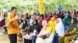 Gubernur Kepulauan Riau H. Ansar Ahmad menghabiskan akhir pekan dengan bersilaturahmi bersama masyarakat Sei Jati, Kabupaten Bintan, Minggu (4/2/2024). Kegiatan ini merupakan bagian dari upaya Gubernur Ansar untuk menyebarluaskan berbagai program strategis yang digesa dan capaian-capaian Pemprov Kepri dalam 3 tahun kepemimpinannya.  Foto: Diskominfo Kepri
