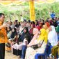 Gubernur Kepulauan Riau H. Ansar Ahmad menghabiskan akhir pekan dengan bersilaturahmi bersama masyarakat Sei Jati, Kabupaten Bintan, Minggu (4/2/2024). Kegiatan ini merupakan bagian dari upaya Gubernur Ansar untuk menyebarluaskan berbagai program strategis yang digesa dan capaian-capaian Pemprov Kepri dalam 3 tahun kepemimpinannya.  Foto: Diskominfo Kepri