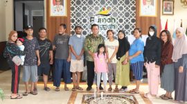 Disela kesibukannya Gubernur Kepulauan Riau H. Ansar Ahmad menyempatkan diri mampir di rumah singgah Raja Ahmad Engku Haji Tua di jalan Bendungan Hilir, Kecamatan Tanah Abang, Kota Jakarta Pusat, Daerah Khusus Ibukota Jakarta, Jumat (23/2/2024). Foto: Diskominfo Kepri
