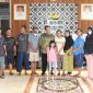 Disela kesibukannya Gubernur Kepulauan Riau H. Ansar Ahmad menyempatkan diri mampir di rumah singgah Raja Ahmad Engku Haji Tua di jalan Bendungan Hilir, Kecamatan Tanah Abang, Kota Jakarta Pusat, Daerah Khusus Ibukota Jakarta, Jumat (23/2/2024). Foto: Diskominfo Kepri