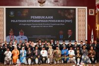 Sekretaris Daerah Adi Prihantara membuka kegiatan Pelatihan Kepemimpinan Pengawas (PKP) Angkatan XI  di Lingkungan Pemerintah Provinsi Kepulauan Riau Tahun 2024, bertempat di Balairung Wan Seri Beni, Kantor Gubernur Kepri, Dompak, Tanjungpinang, Jumat (16/2/2024). Foto: Diskominfo Kepri