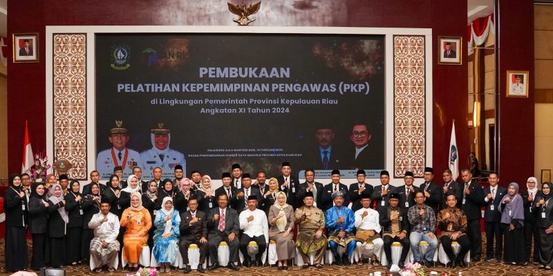 Sekretaris Daerah Adi Prihantara membuka kegiatan Pelatihan Kepemimpinan Pengawas (PKP) Angkatan XI  di Lingkungan Pemerintah Provinsi Kepulauan Riau Tahun 2024, bertempat di Balairung Wan Seri Beni, Kantor Gubernur Kepri, Dompak, Tanjungpinang, Jumat (16/2/2024). Foto: Diskominfo Kepri