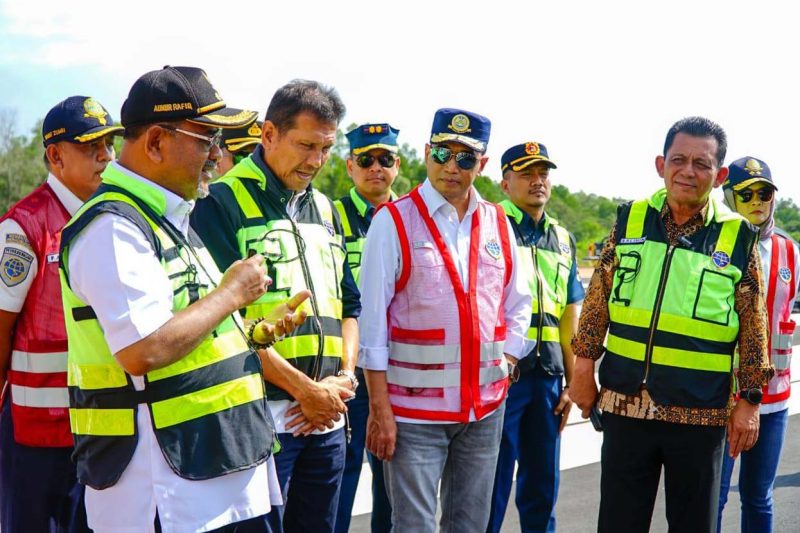 Menteri Perhubungan (Menhub) RI Budi Karya Sumadi didampingi Gubernur Kepulauan Riau Ansar Ahmad meninjau langsung Bandara Raja Haji Abdullah (RHA), Kabupaten Karimun, Kamis (8/2/2024). Foto: Diskominfo Kepri