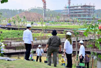 Presiden Jokowi mengunjungi area Sumbu Kebangsaan, Ibu Kota Nusantara (IKN), Kabupaten Penajam Paser Utara, Provinsi Kalimantan Timur, pada Rabu (20/12/2023). BPMI Setpres.
