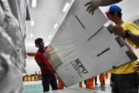 Ilustrasi para pekerja sedang membawa logistik Pemilu 2024. Foto: ANTARA FOTO/Fakhri Hermansyah/Spt.