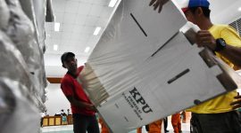 Ilustrasi para pekerja sedang membawa logistik Pemilu 2024. Foto: ANTARA FOTO/Fakhri Hermansyah/Spt.