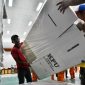 Ilustrasi para pekerja sedang membawa logistik Pemilu 2024. Foto: ANTARA FOTO/Fakhri Hermansyah/Spt.