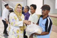 Ketua TP-PKK Provinsi Kepulauan Riau Hj. Dewi Kumalasari Ansar didampingi Kepala Dinas Sosial Kepri Burhanudin menyerahkan secara simbolis bantuan kepada para KPM. Foto: Diskominfo Kepri
