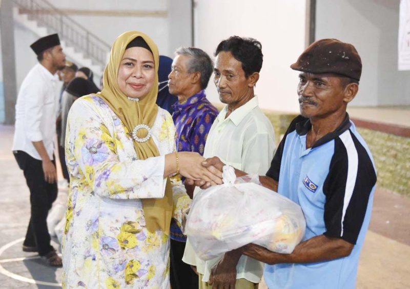 Ketua TP-PKK Provinsi Kepulauan Riau Hj. Dewi Kumalasari Ansar didampingi Kepala Dinas Sosial Kepri Burhanudin menyerahkan secara simbolis bantuan kepada para KPM. Foto: Diskominfo Kepri