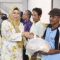 Ketua TP-PKK Provinsi Kepulauan Riau Hj. Dewi Kumalasari Ansar didampingi Kepala Dinas Sosial Kepri Burhanudin menyerahkan secara simbolis bantuan kepada para KPM. Foto: Diskominfo Kepri