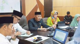 Dalam rangka memperkuat komitmen dan mendorong Gugus Tugas Kota Layak Anak (KLA) untuk berperan secara langsung dalam pengembangan Kota Layak Anak di Provinsi Kepulauan Riau, Dinas Pemberdayaan Perempuan dan Perlindungan Anak (DPPPA) Provinsi Kepulauan Riau mengelar Rapat Koordinasi Tim Gugus Tugas Kota Layak Anak  (KLA) Provinsi Kepulauan Riau Tahun 2024 di Ruang Rapat Barenlitbang Provinsi Kepri, Dompak, Tanjungpinang (21/3/2024). Foto: Diskominfo Kepri