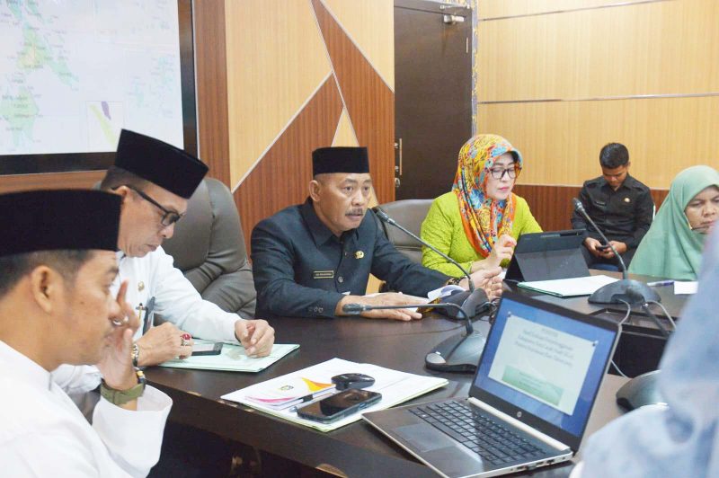 Dalam rangka memperkuat komitmen dan mendorong Gugus Tugas Kota Layak Anak (KLA) untuk berperan secara langsung dalam pengembangan Kota Layak Anak di Provinsi Kepulauan Riau, Dinas Pemberdayaan Perempuan dan Perlindungan Anak (DPPPA) Provinsi Kepulauan Riau mengelar Rapat Koordinasi Tim Gugus Tugas Kota Layak Anak (KLA) Provinsi Kepulauan Riau Tahun 2024 di Ruang Rapat Barenlitbang Provinsi Kepri, Dompak, Tanjungpinang (21/3/2024). Foto: Diskominfo Kepri