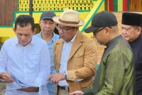Gubernur Kepulauan Riau H. Ansar Ahmad mengajak Gubernur Jawa Barat 2018-2023 Ridwan Kamil berkunjung ke Pulau Penyengat untuk melihat arsitektur Masjid Raya Sultan Riau pada Minggu (31/3). Foto: Diskominfo Kepri